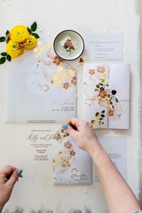 Invitación de boda en acrílico o cristal, Invitaciones de boda en crema con hojas doradas, Invitaciones en beige transparente