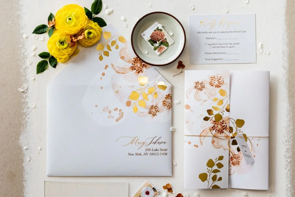 Invitación de boda en acrílico o cristal, Invitaciones de boda en crema con hojas doradas, Invitaciones en beige transparente