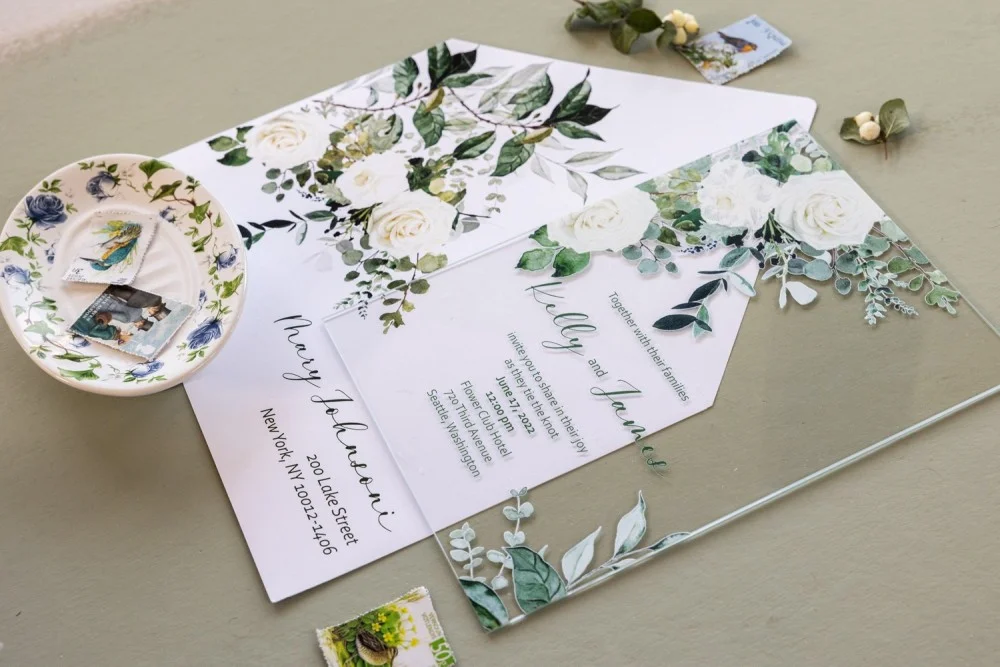 Weiße Rosen und Eukalyptus Acryl Hochzeitseinladung, Rosen Hochzeitseinladung, Transparente Hochzeitseinladung Acryl oder Glas