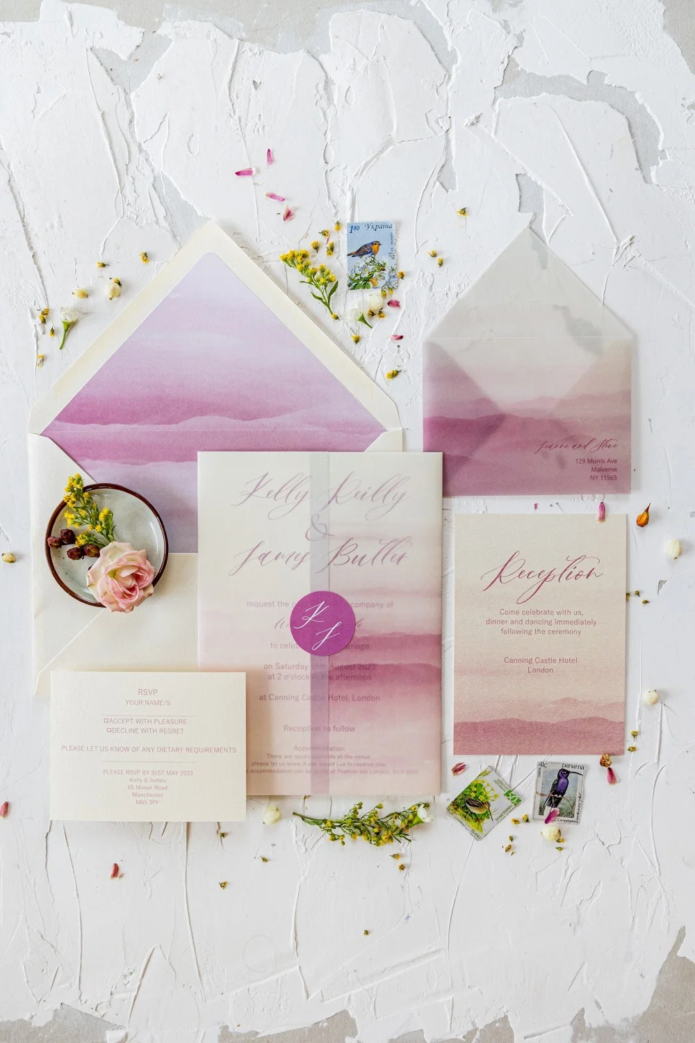 Invitation de mariage romantique en rose avec enveloppe en vélin, invitations de mariage élégantes en aquarelle.