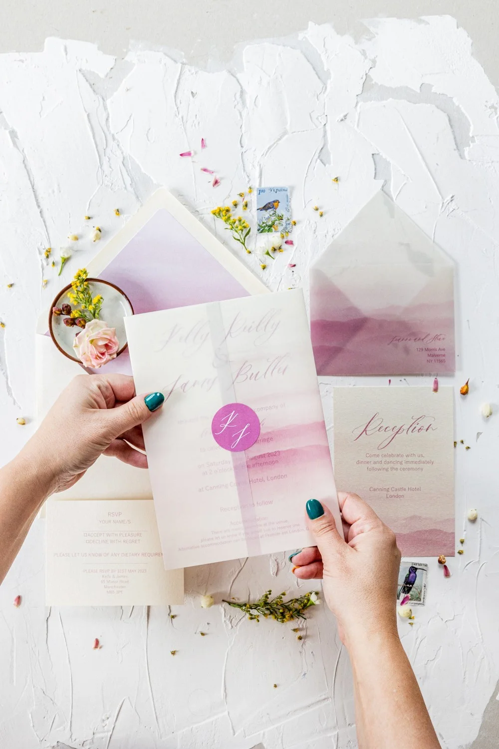 Invitation de mariage romantique en rose avec enveloppe en vélin, invitations de mariage élégantes en aquarelle.
