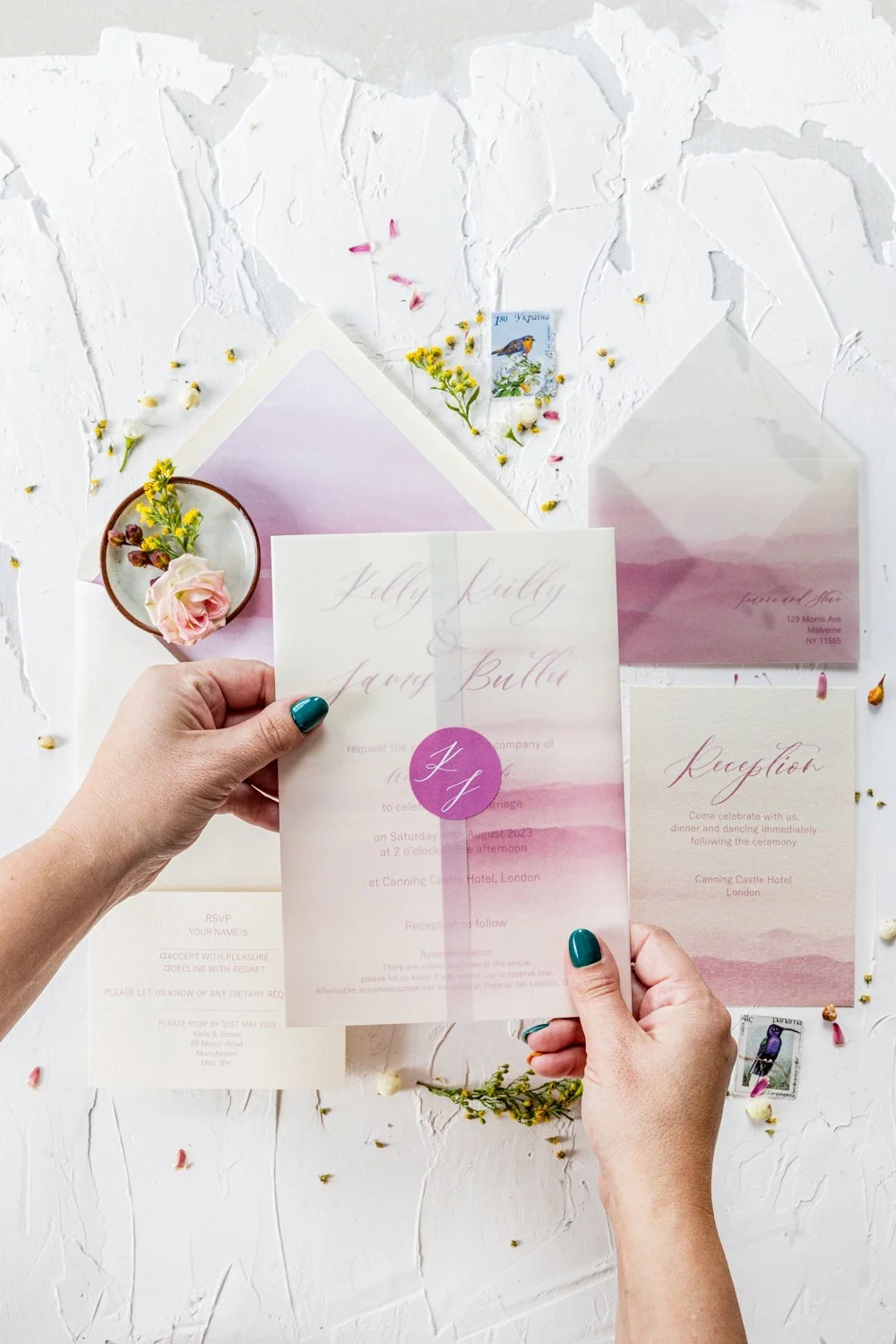 Romantico invito di nozze rosa arrossato con involucro di pergamena, elegante invito di nozze ad acquerello
