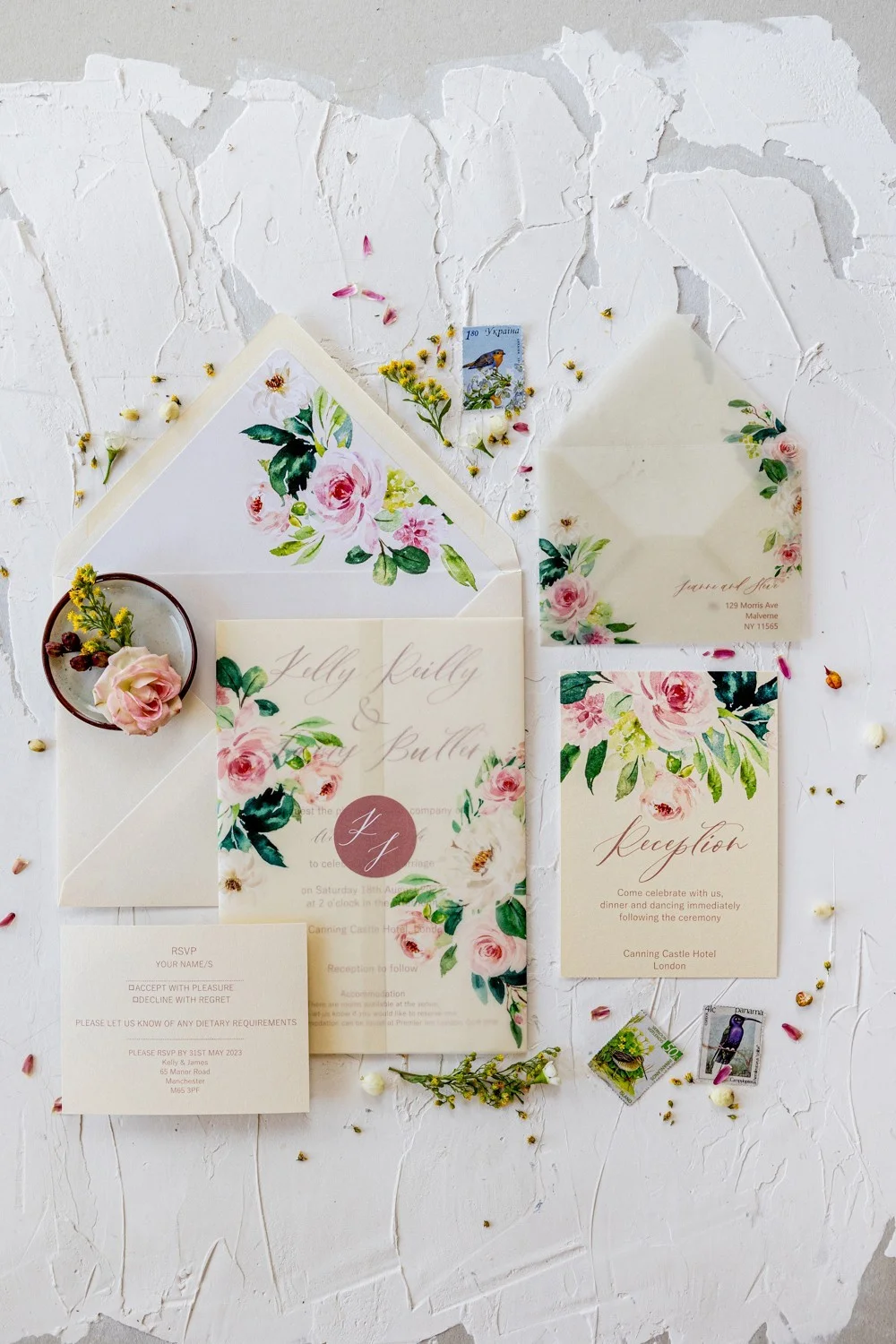 Romantico invito di nozze floreale con involucro di pergamena, elegante invito di nozze rosa arrossire
