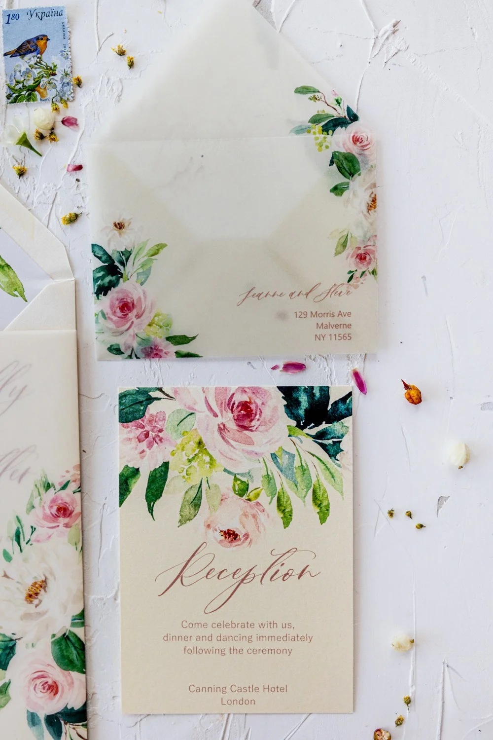 Romantico invito di nozze floreale con involucro di pergamena, elegante invito di nozze rosa arrossire