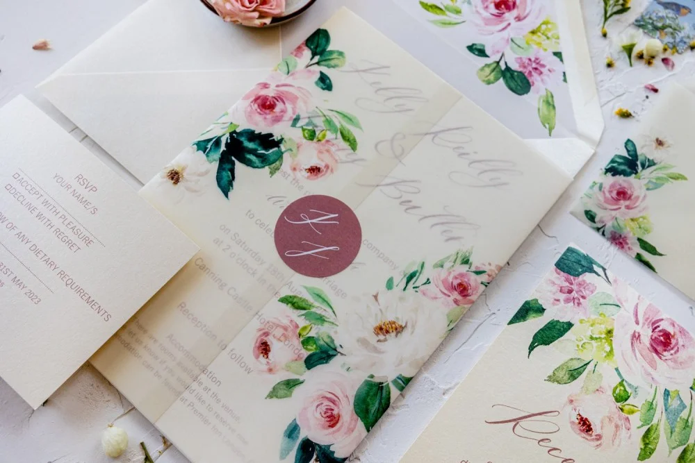 Invitación de boda floral romántica con envoltura de pergamino, Elegantes invitaciones de boda rosa rubor