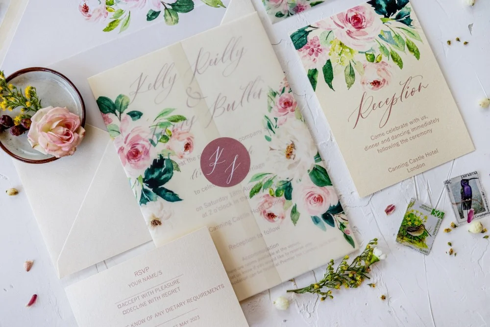 Invitation romantique à un mariage floral avec enveloppe en vélin, invitations élégantes à un mariage en rose chair et en os.
