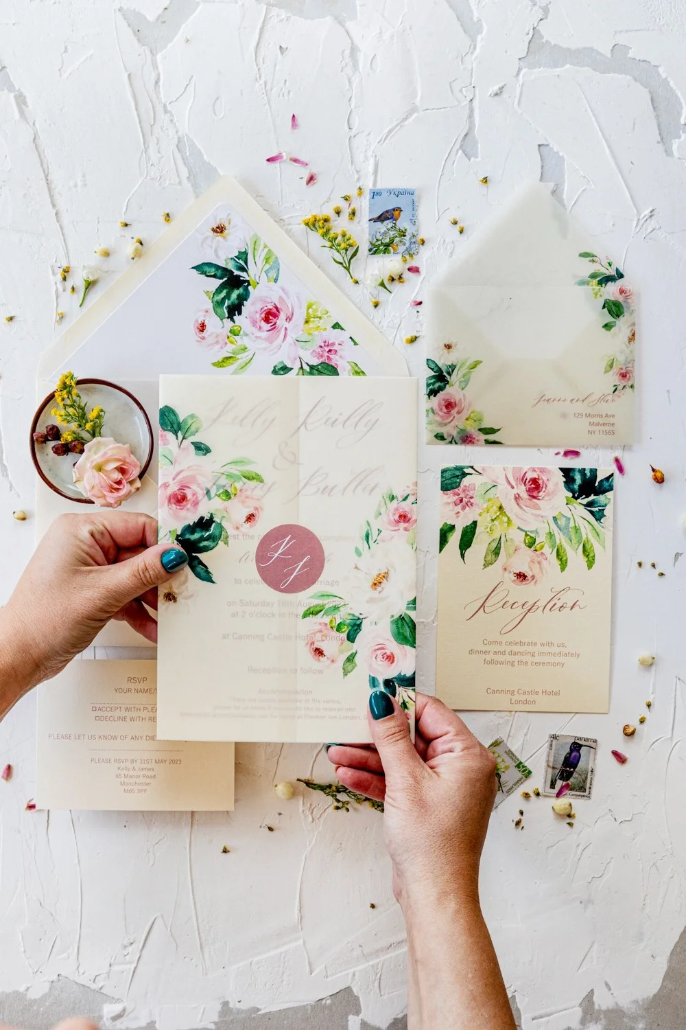 Invitation romantique à un mariage floral avec enveloppe en vélin, invitations élégantes à un mariage en rose chair et en os.