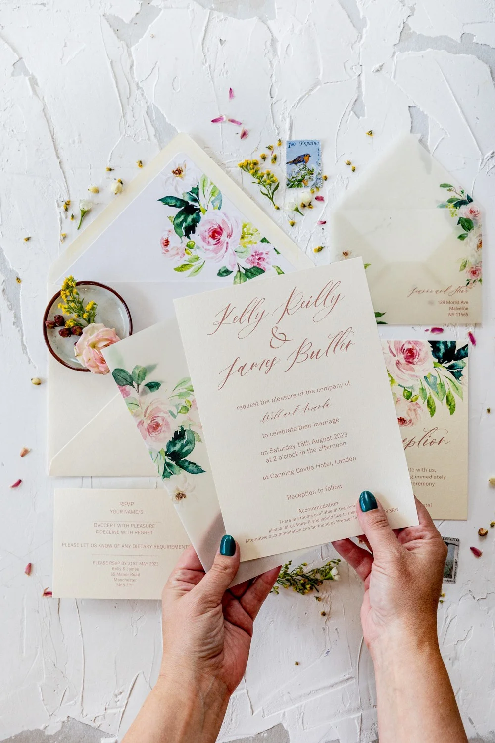 Invitación de boda floral romántica con envoltura de pergamino, Elegantes invitaciones de boda rosa rubor