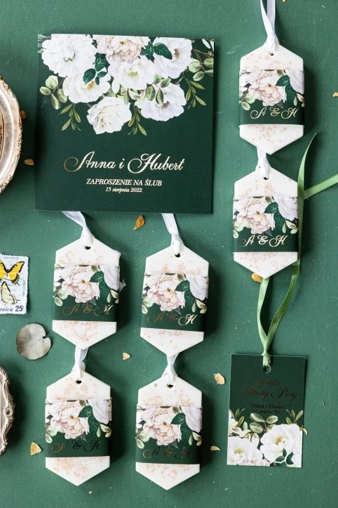 Favores de cera de soja personalizados y hechos a mano para los invitados de su boda con texto dorado.