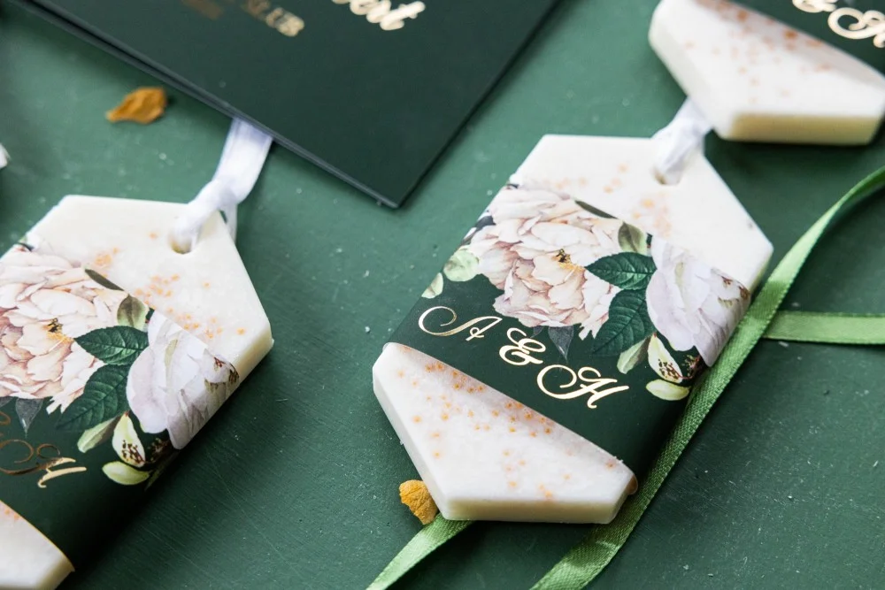 Cadeaux en cire de soja personnalisés et faits à la main pour les invités de votre mariage, avec un texte en or.
