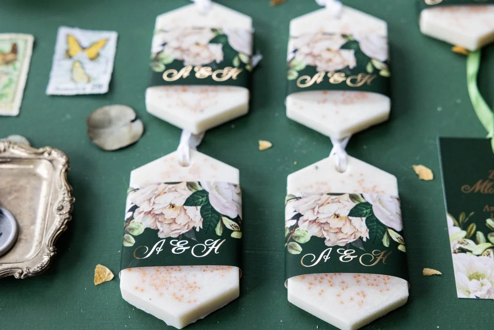 Cadeaux en cire de soja personnalisés et faits à la main pour les invités de votre mariage, avec un texte en or.