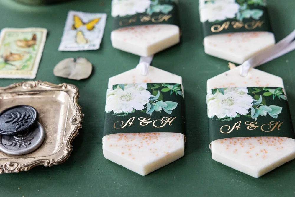 Bomboniere di cera di soia personalizzate e fatte a mano per gli invitati al matrimonio con testo in oro
