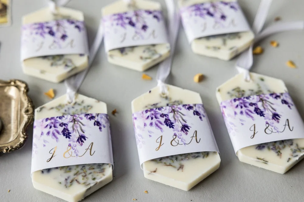 Regalos de cera de soja personalizados y hechos a mano para tus invitados de boda con texto dorado y lavanda