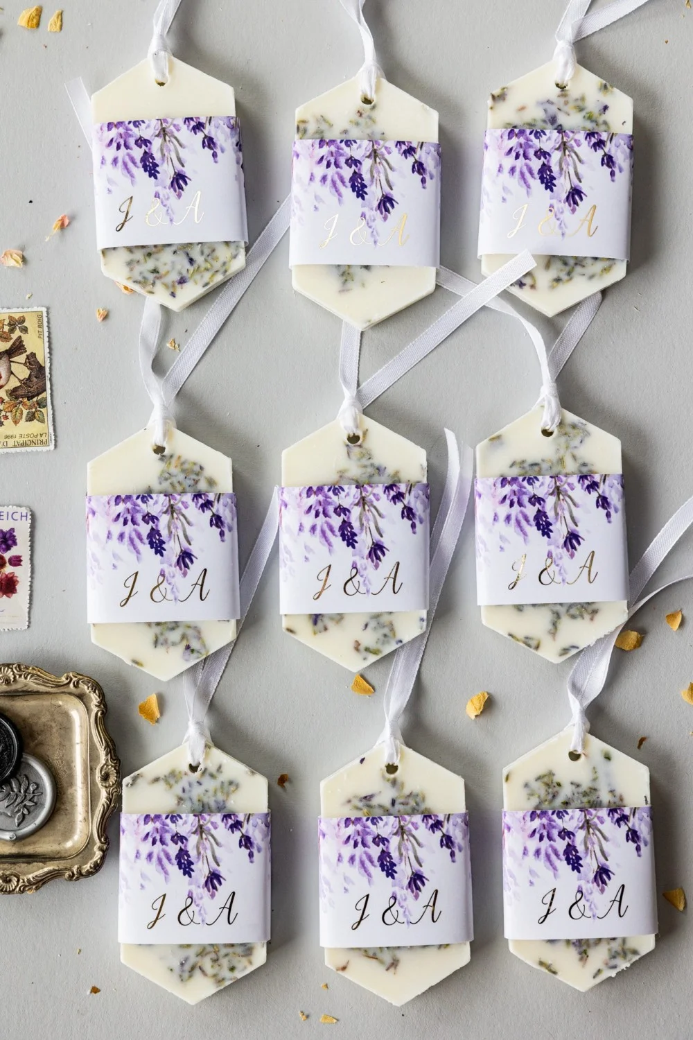 Regalos de cera de soja personalizados y hechos a mano para tus invitados de boda con texto dorado y lavanda
