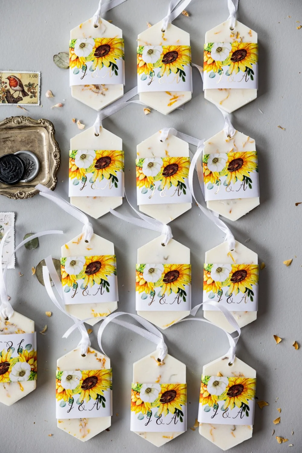 Cadeaux en cire de soja personnalisés, faits à la main, pour les invités de votre mariage, avec texte en or et tournesol.