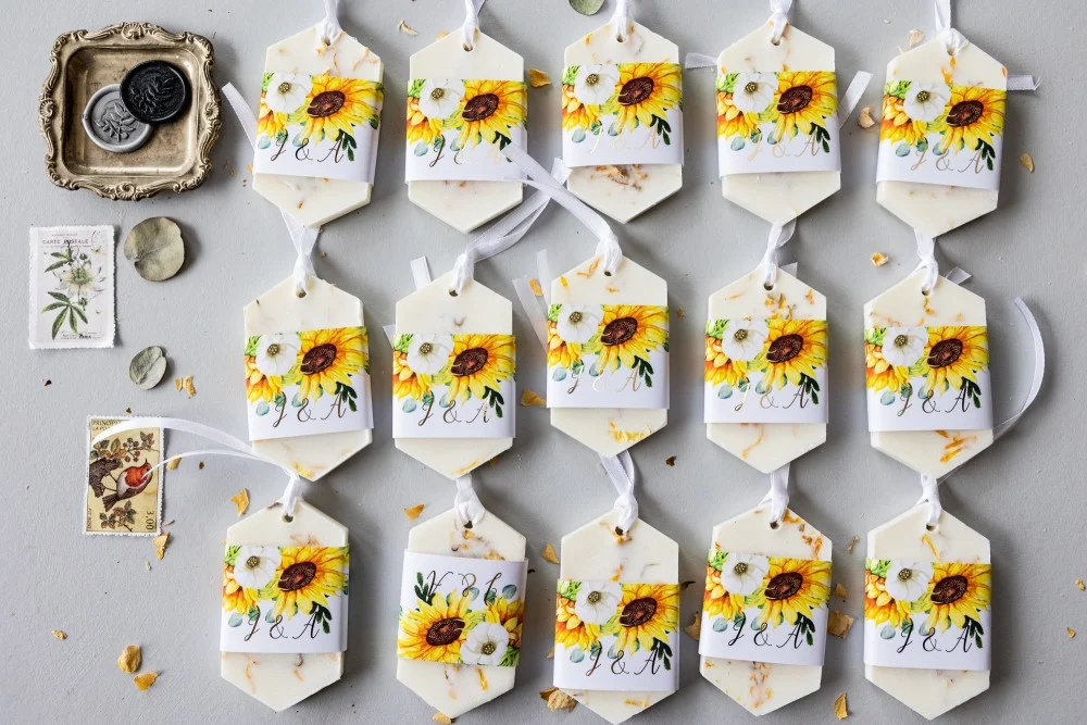Regalos de cera de soja personalizados y hechos a mano para sus invitados de boda con texto dorado y girasol