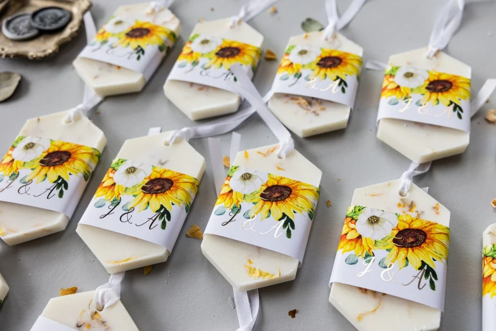 Personalisierte, handgemachte Sojawachsgeschenke für Ihre Hochzeitsgäste mit goldenem Text und Sonnenblume