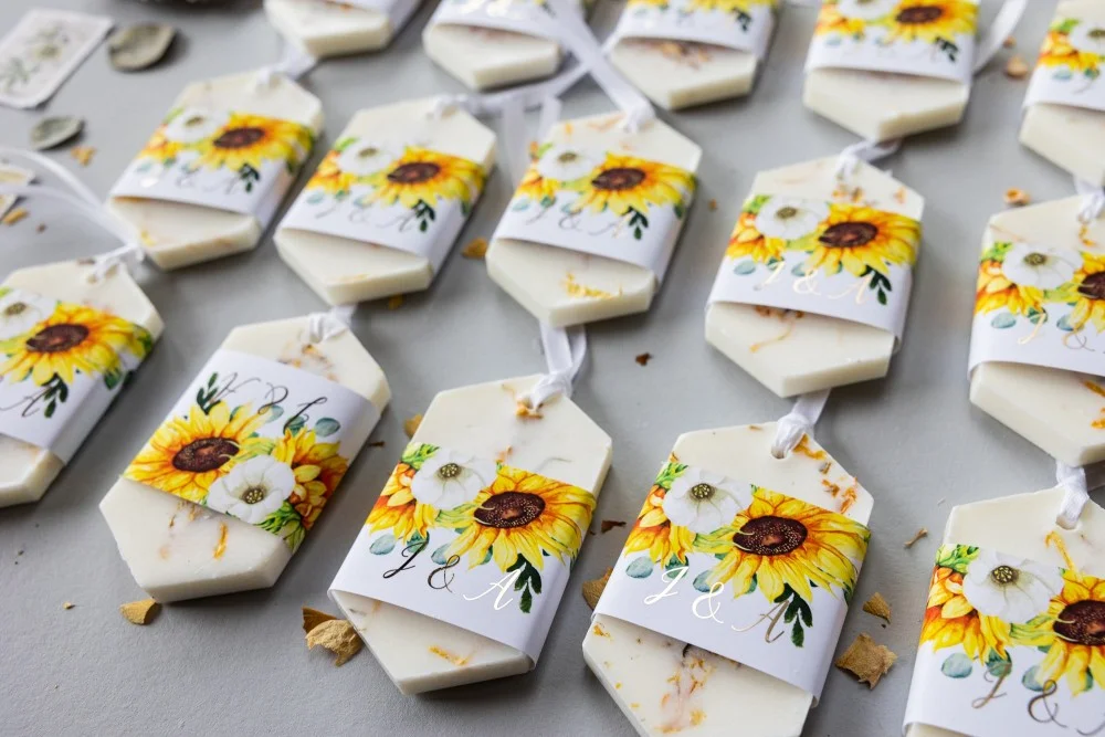 Regalos de cera de soja personalizados y hechos a mano para sus invitados de boda con texto dorado y girasol