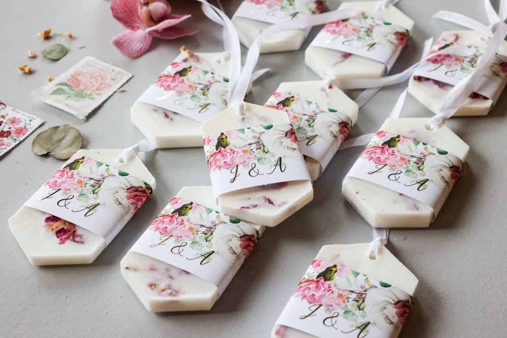 Favores de cera de soja personalizados y hechos a mano para los invitados de su boda con texto dorado.