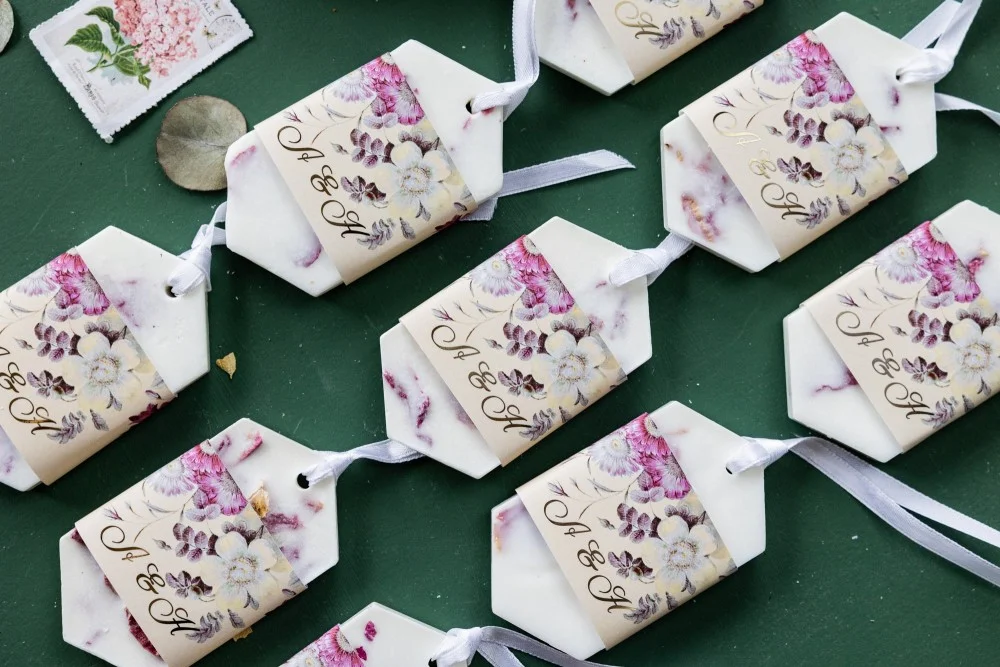 Regalos de cera de soja personalizados y hechos a mano para los invitados de su boda con texto dorado