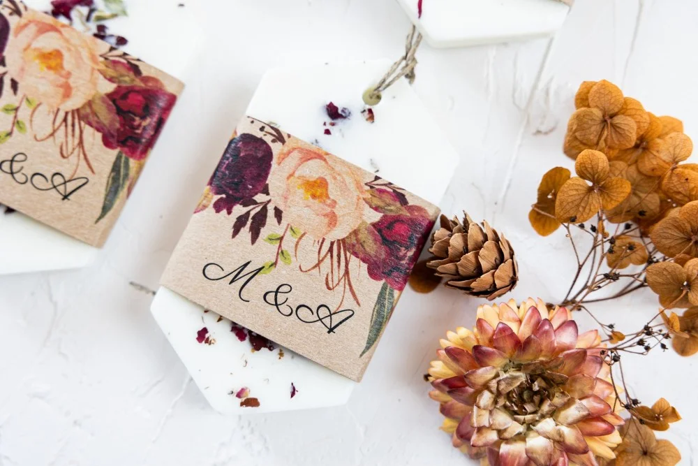 Cadeaux en cire de soja d'automne et d'hiver personnalisés et faits à la main pour les invités de votre mariage.