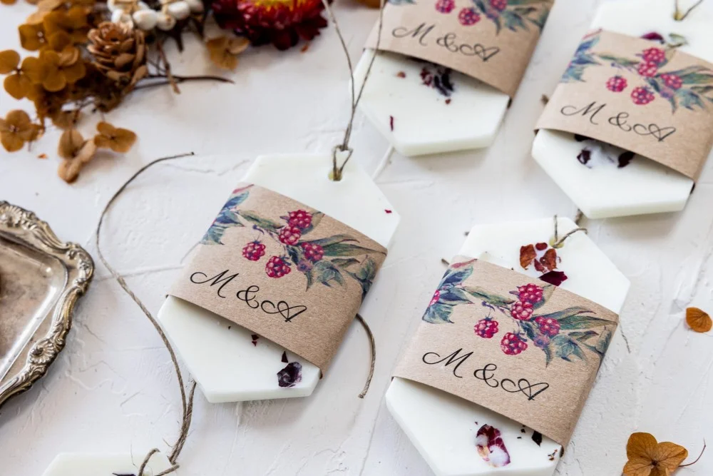 Cadeaux en cire de soja d'automne et d'hiver personnalisés et faits à la main pour les invités de votre mariage.