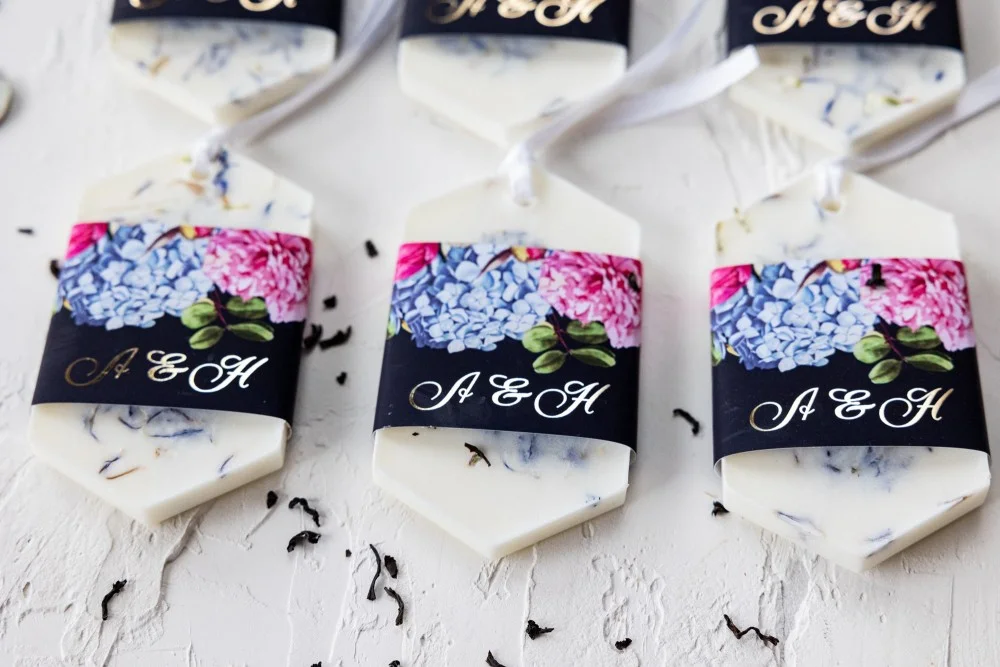 Personalisierte, handgemachte Sojawachsgeschenke für Ihre Hochzeitsgäste mit goldenem Text.