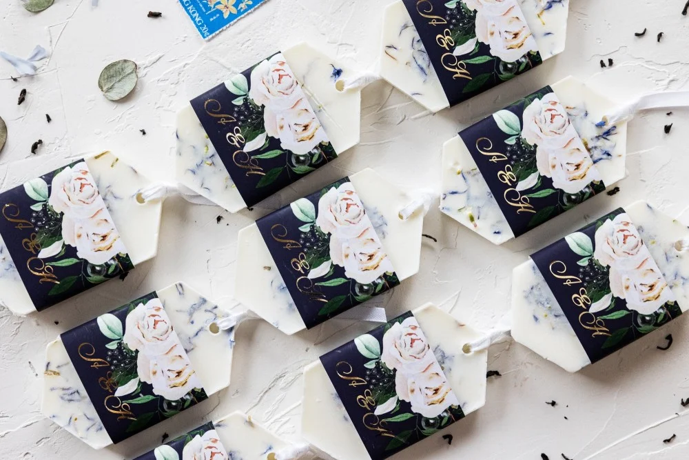 Personalisierte, handgemachte Sojawachsgeschenke für Ihre Hochzeitsgäste mit goldenem Text.
