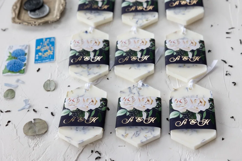 Regalos de cera de soja personalizados y hechos a mano para los invitados de su boda con texto dorado.