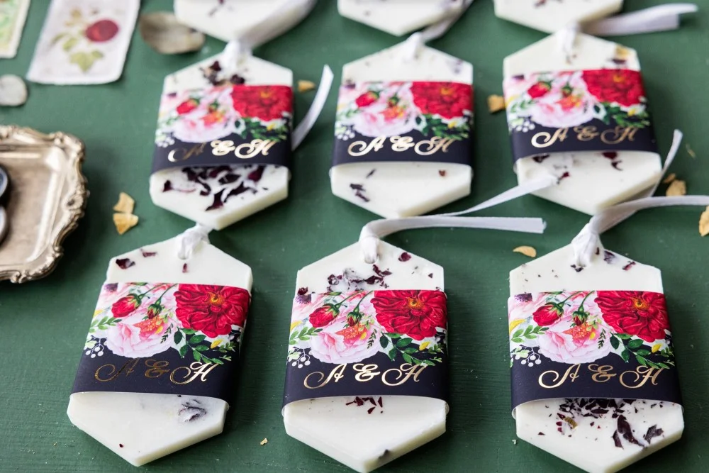 Regalos de cera de soja personalizados y hechos a mano para los invitados de su boda con texto dorado