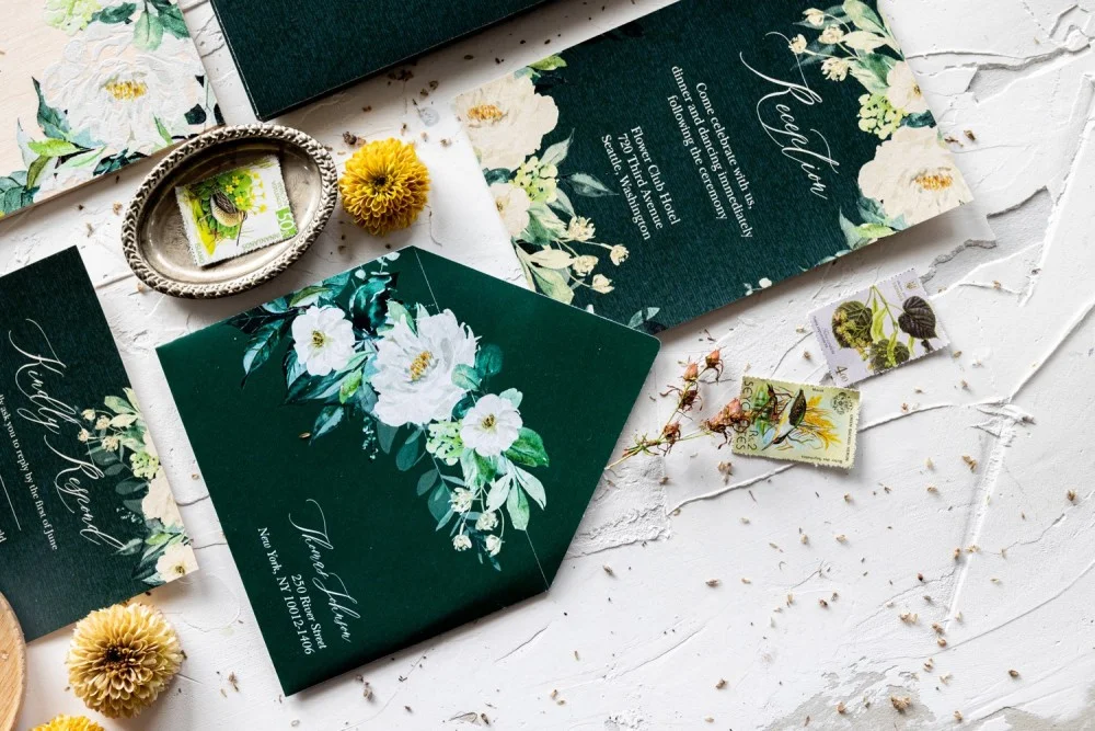 Rustikale Hochzeitseinladung aus Holz, Grüne Hochzeitseinladungen, Holzeinladung, Weiße Blumen Hochzeitseinladungen
