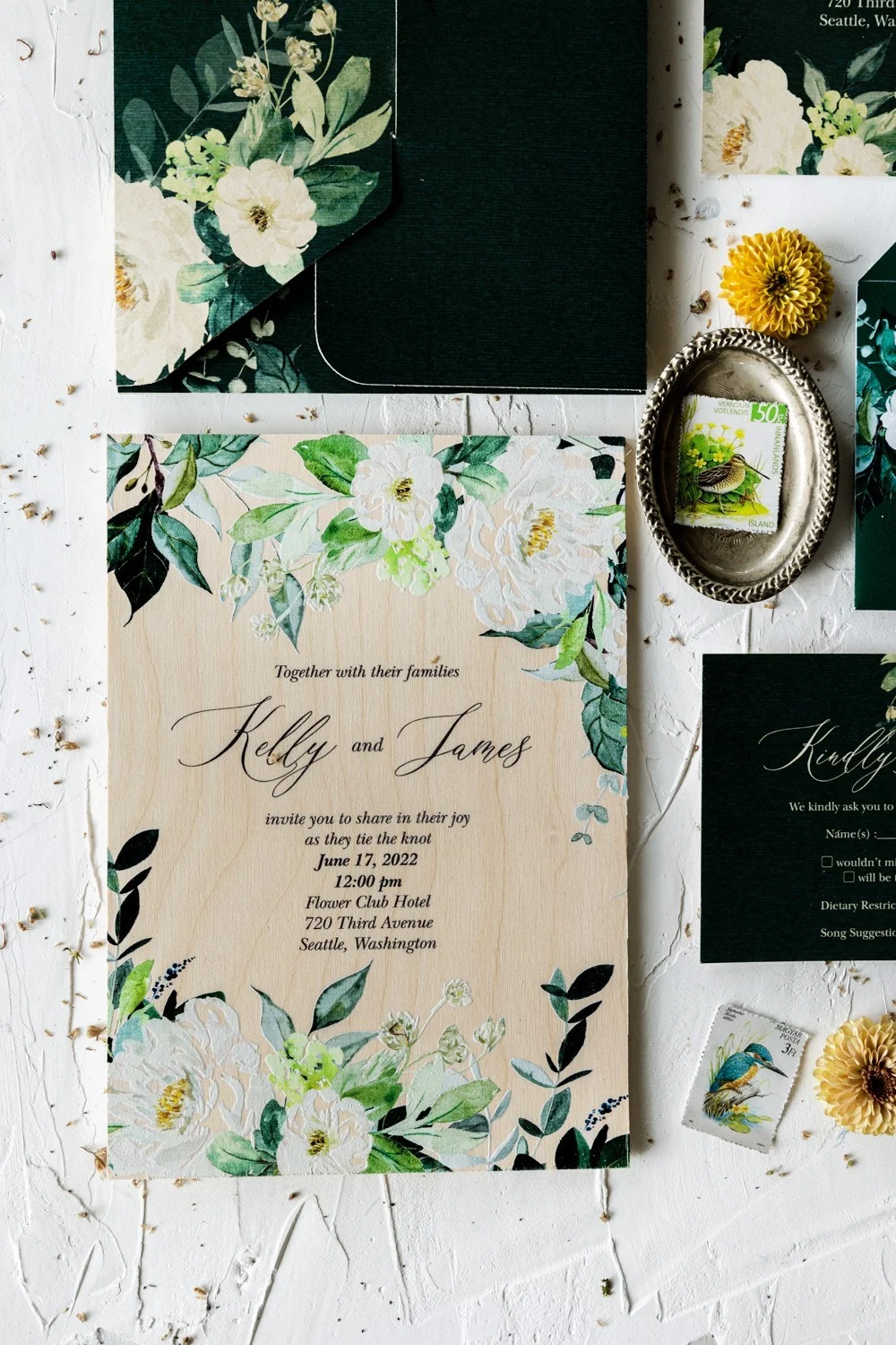 Rustikale Hochzeitseinladung aus Holz, Grüne Hochzeitseinladungen, Holzeinladung, Weiße Blumen Hochzeitseinladungen