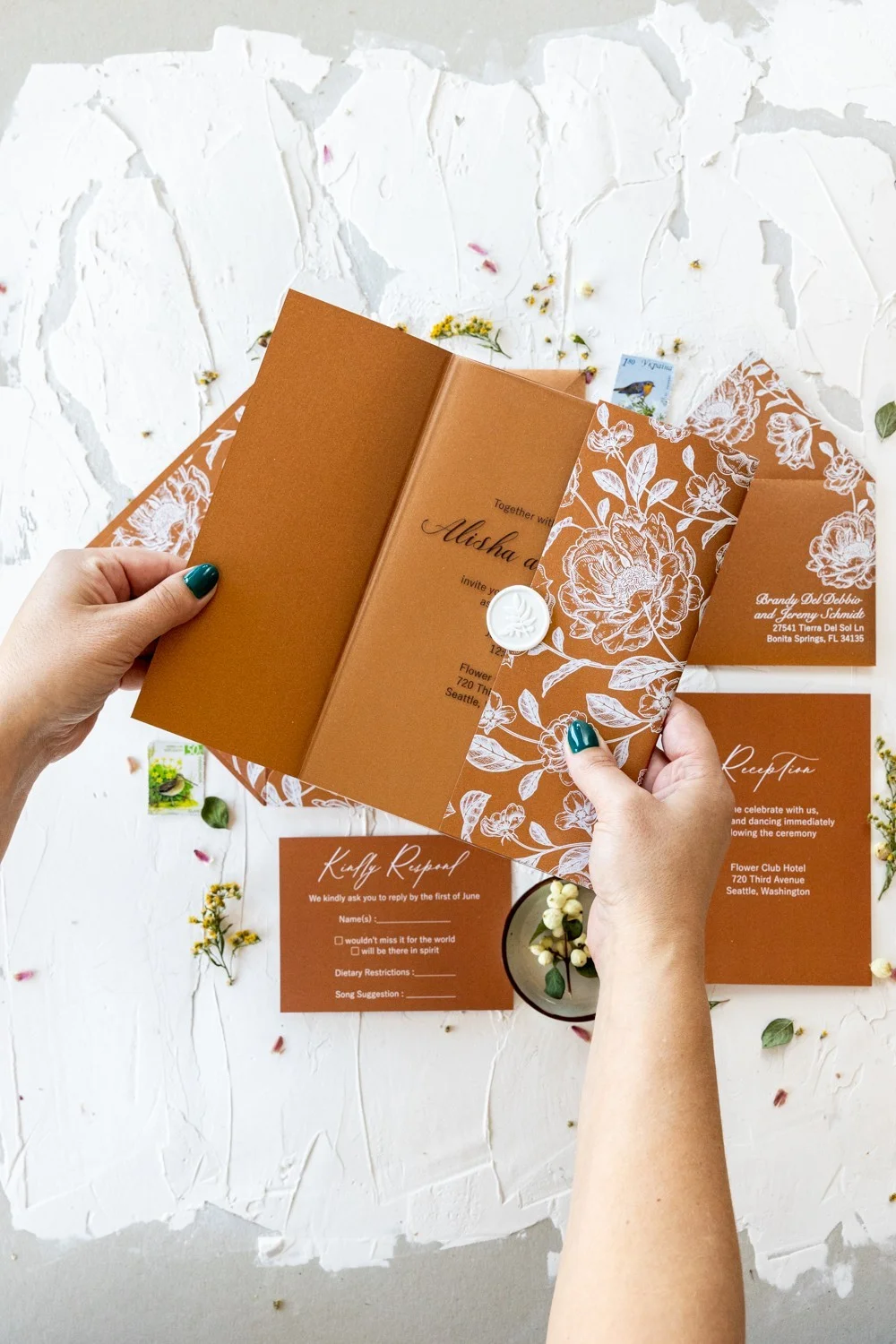 Acryl oder Glas Hochzeitseinladung, Terrakotta Hochzeitseinladungen, klare Hochzeitseinladung mit weißen Blumen