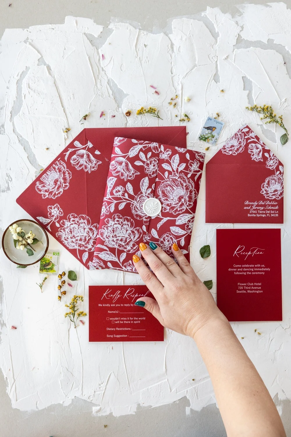 Burgunder Acryl- oder Glas-Hochzeitseinladung - Luxuriöse dunkelrote Einladung mit weißem Blumenmuster - GL47