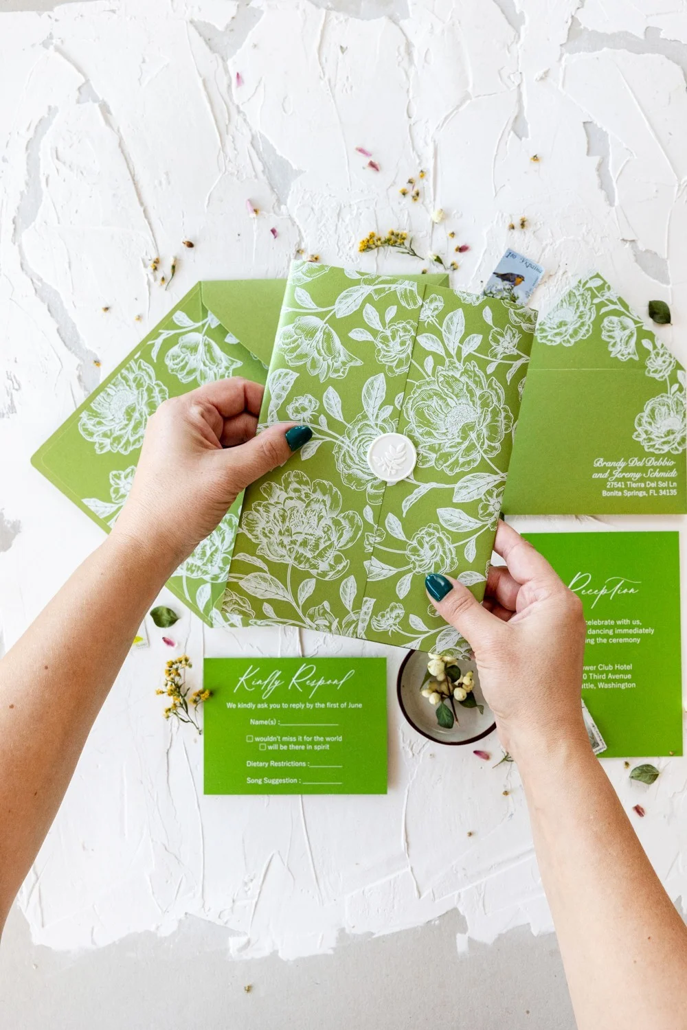 Grüne Hochzeitseinladung aus Acryl/Glas: Transparentes Design, Weiße Blumenmotive, Handgefertigter Umschlag - GL48