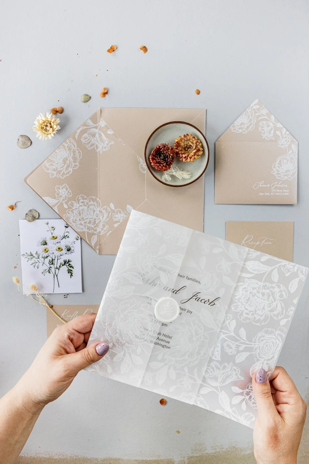 Acryl oder Glas Hochzeitseinladung, Beige Hochzeitseinladungen, klare Hochzeitseinladung mit weißen Blumen