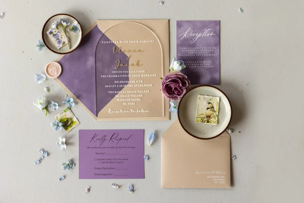 Invitations de mariage en arc acrylique or, invitations en velours, invitations en violet, invitations en lavande