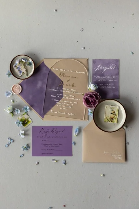 Invitations de mariage en arc acrylique or, invitations en velours, invitations en violet, invitations en lavande