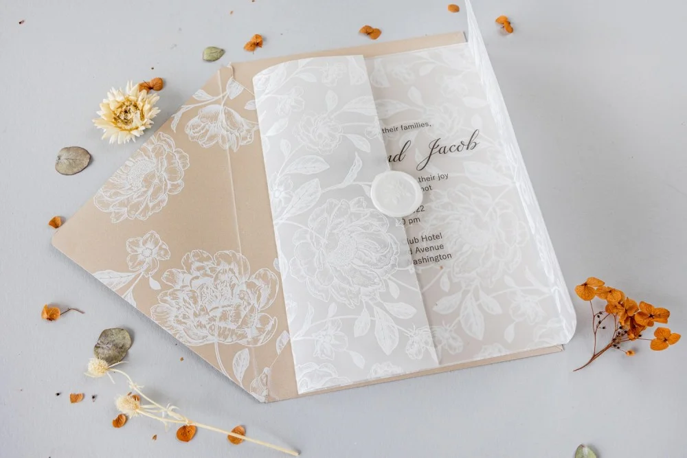 Invitación de boda en acrílico o cristal, Invitaciones de boda en beige, Invitación de boda transparente con flores blancas