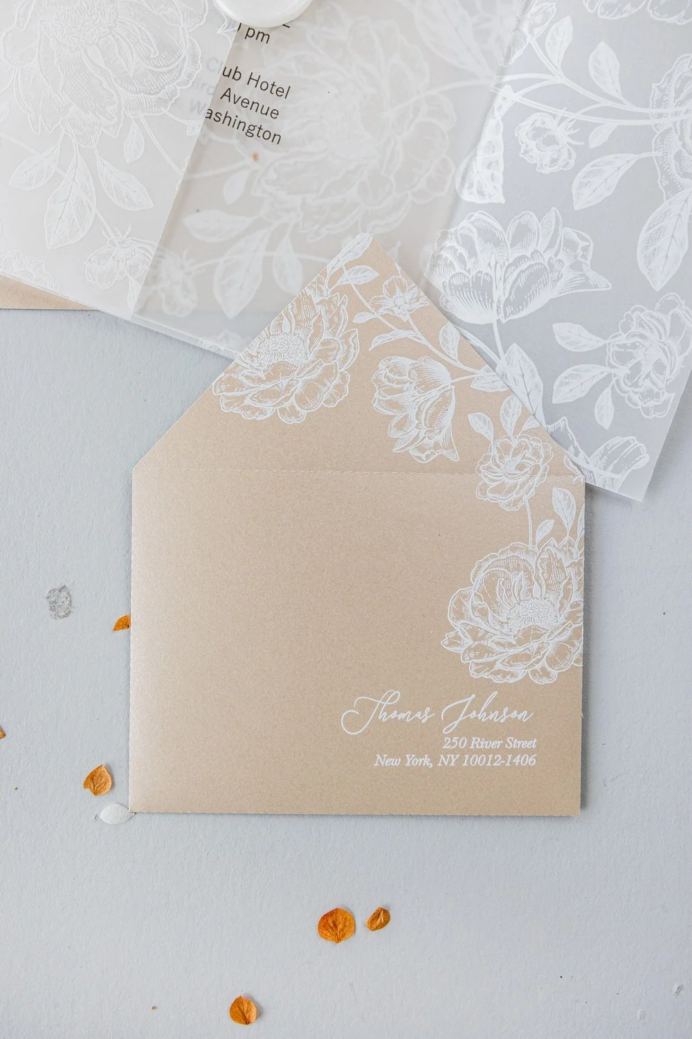 Acryl oder Glas Hochzeitseinladung, Beige Hochzeitseinladungen, klare Hochzeitseinladung mit weißen Blumen