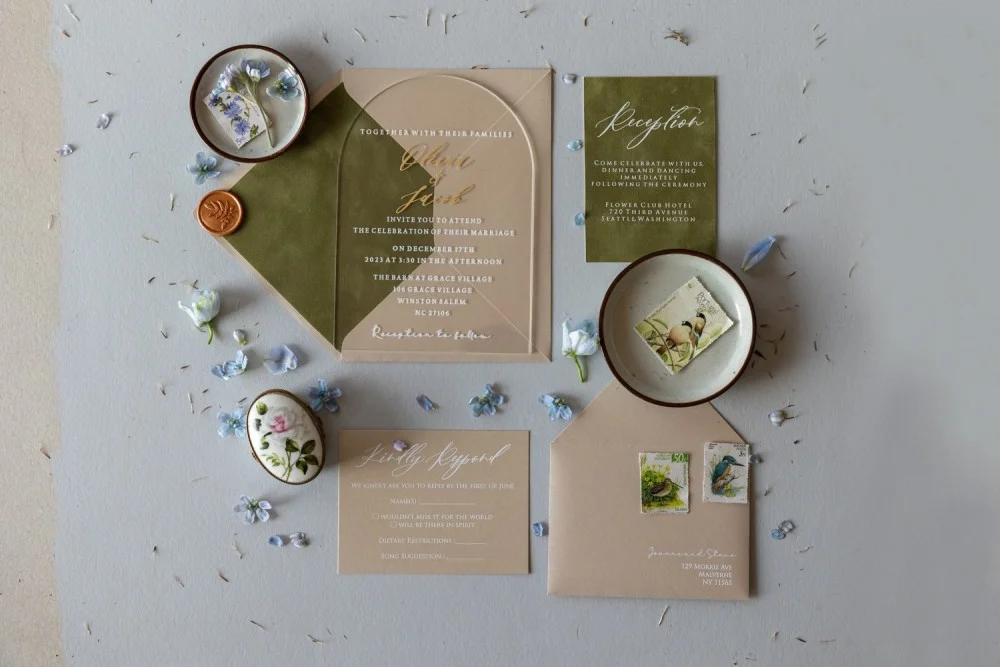 Invitations de mariage arc acrylique or, invitations en velours, suite acrylique élégante et romantique, invitation vert forêt