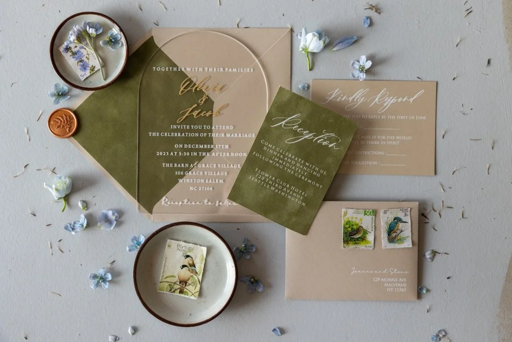 Invitations de mariage arc acrylique or, invitations en velours, suite acrylique élégante et romantique, invitation vert forêt