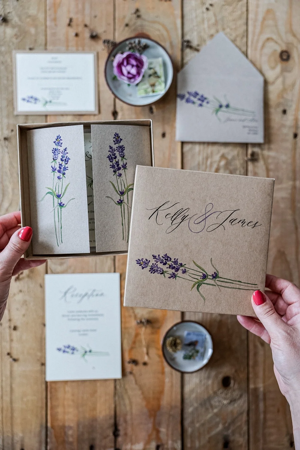 Lavendel-Boho Hochzeitseinladung im Kästchen: Rustikale, elegante lila Blumeneinladungen - GL58