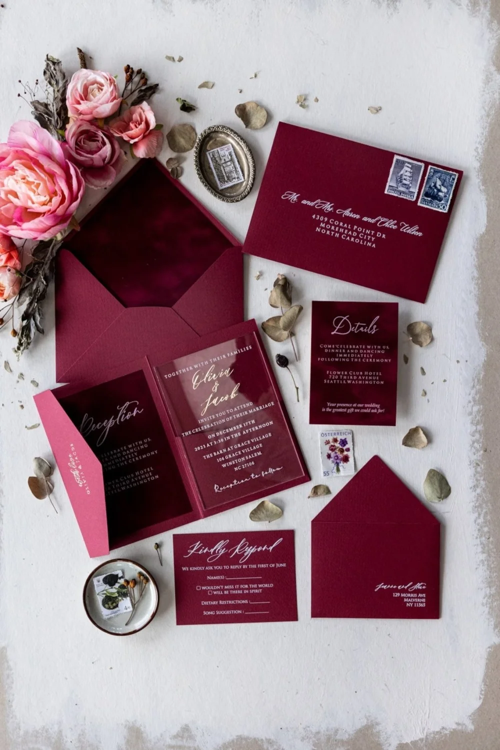 Vista frontal de la invitación de boda con diseño acrílico.