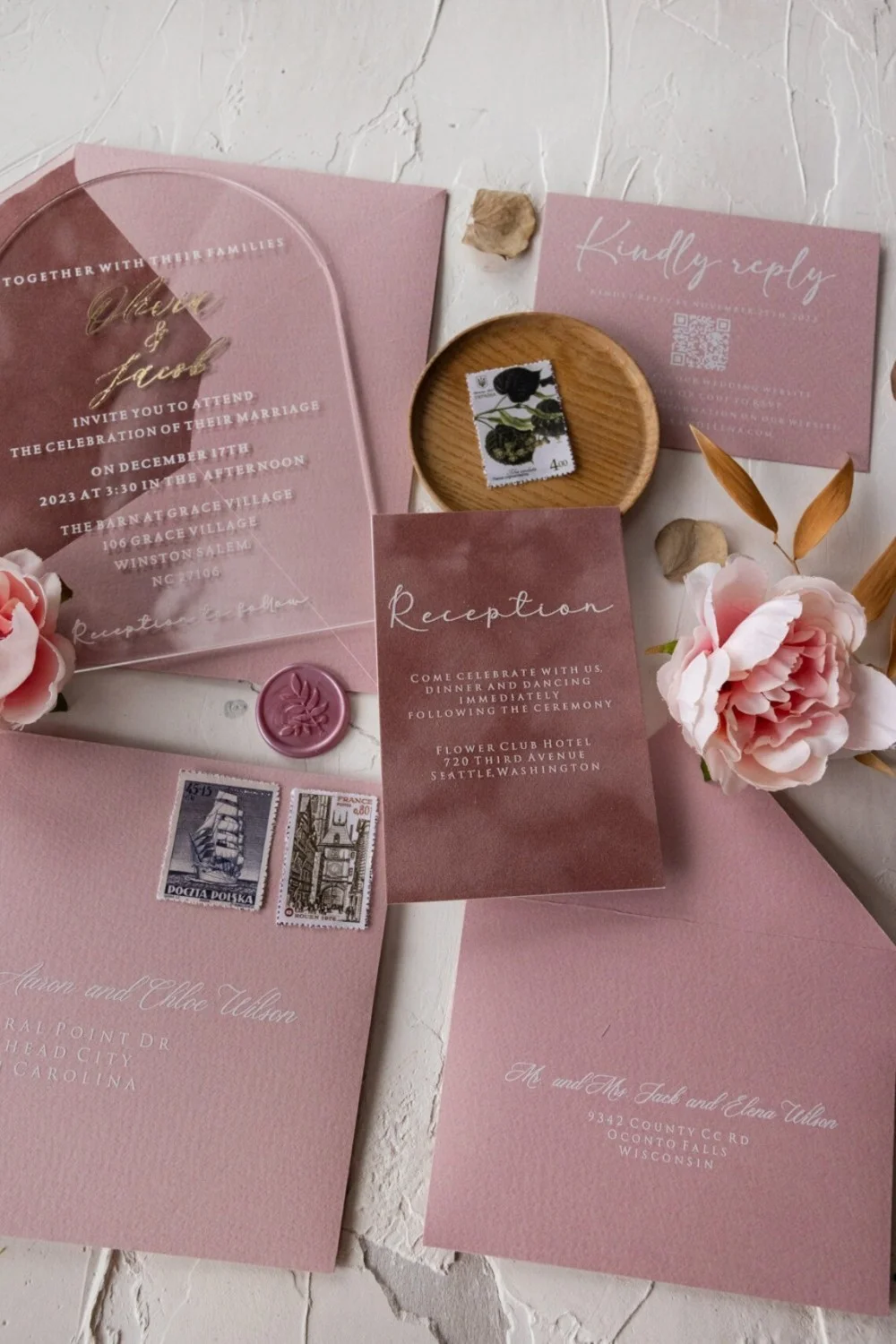 Vue d'ensemble de l'invitation de mariage en velours et acrylique.