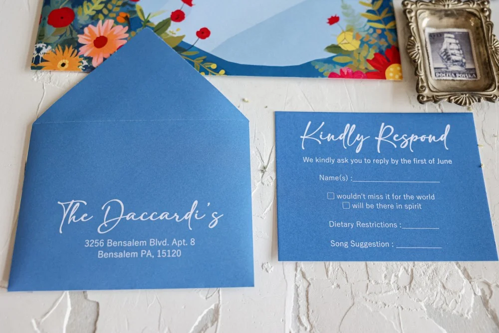 Set de Invitación de Boda Azul Rústico hecho a mano, incluyendo RSVP y tarjetas de recepción con un diseño floral.