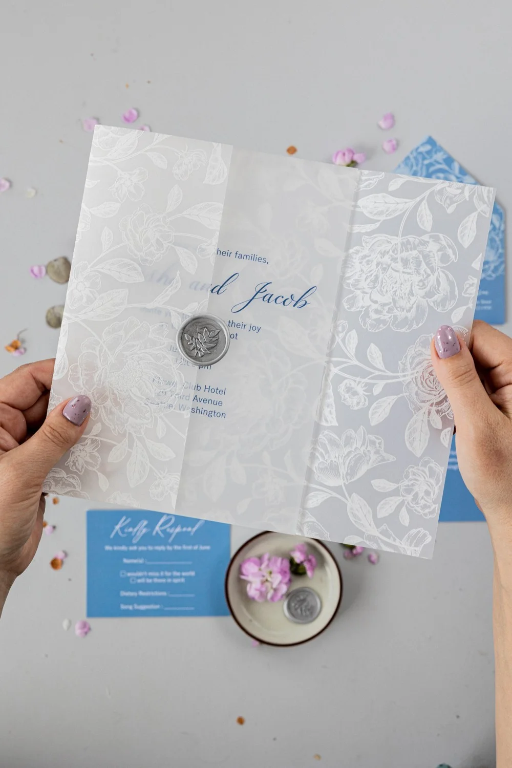 Elegante Hochzeitseinladungen in Staubblau, Acryl mit weißen Blumen, Transparente & Stilvolle Einladungssuite - GL9