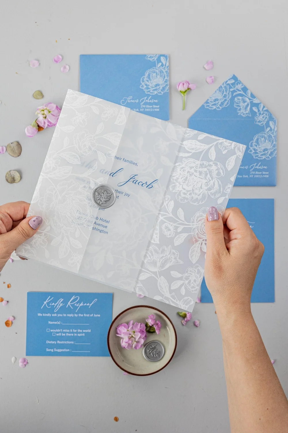 Acryl Hochzeitseinladung, staubig blaue Hochzeitseinladungen, klare Hochzeitseinladung mit weißen Blumen
