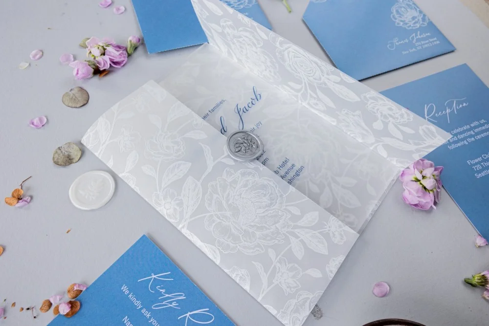 Invitación de boda en acrílico, Invitaciones de boda en azul polvo, Invitación de boda transparente con flores blancas