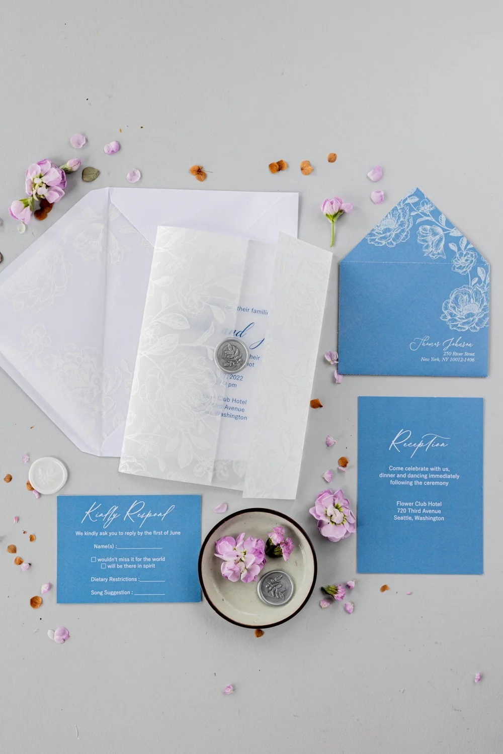 invitations de mariage bleu poussiéreux, invitation de mariage transparente avec fleurs blanches